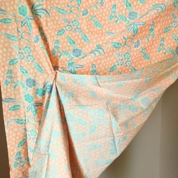 レトロ調の懐かしくてかわいい柄のプリントバティック | 3枚目